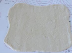 擀成20多厘米的面片。