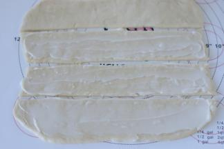 切成4条，每条上涂沙拉酱。最后一条不涂。