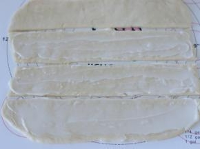 切成4条，每条上涂沙拉酱。最后一条不涂。