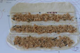 放肉松，压平些。