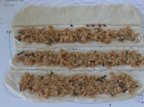 放肉松，压平些。