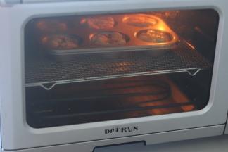 烤箱中层180度，15分钟。中途加盖锡纸防止上色过深。出炉后脱模放凉。