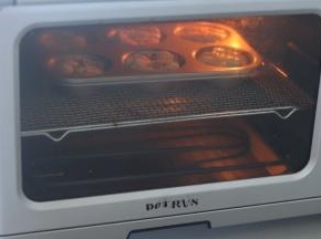 烤箱中层180度，15分钟。中途加盖锡纸防止上色过深。出炉后脱模放凉。