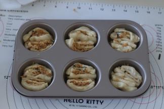 每2份放入一个模具内，侧面冲上，进行二发。