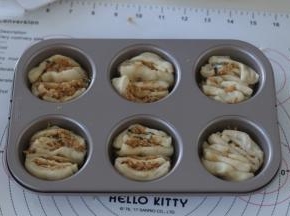 每2份放入一个模具内，侧面冲上，进行二发。