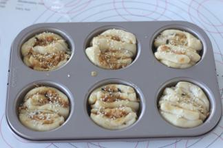 发酵到2倍大，表面刷全蛋液，撒白芝麻。