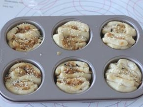 发酵到2倍大，表面刷全蛋液，撒白芝麻。