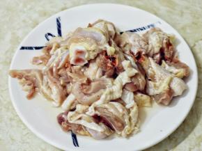 鸡腿清洗干净、斩块备用。