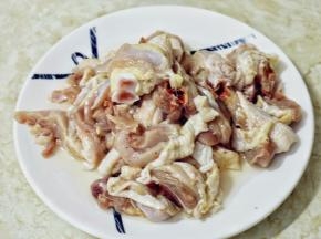 鸡腿清洗干净、斩块备用。