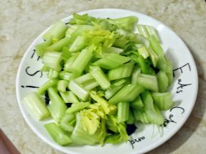 西芹清洗干净，斜切成小块。