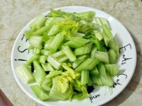 西芹清洗干净，斜切成小块。