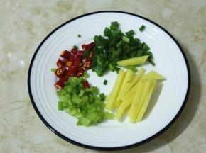 .香葱切成葱花，辣椒切小段、姜片切丝备用。