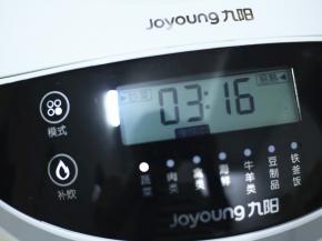 冷水下锅，启动炒菜功能，易熟模式，先将鸡肉焯一遍水。