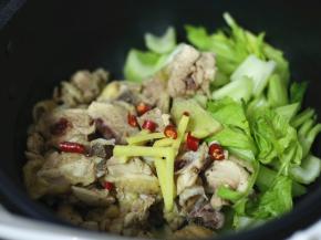 焯好水的鸡腿肉沥干水分，重新倒回炒菜机中，加入西芹和所有调料。