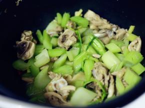 .时间到了之后，香喷喷的西芹炒鸡肉就做好了。