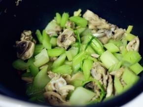 .时间到了之后，香喷喷的西芹炒鸡肉就做好了。