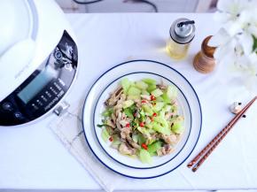 将做好的西芹炒鸡肉倒在盘子中即可开始食用。