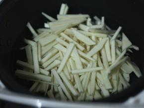 将适量清水（配方外）倒入九阳炒菜机中，加入竹笋丝，冷水下锅，启动炒菜功能，先将竹笋丝焯一遍水。