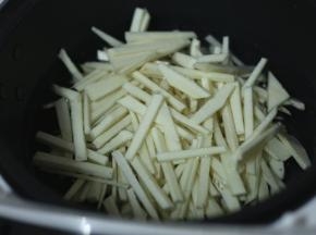 将适量清水（配方外）倒入九阳炒菜机中，加入竹笋丝，冷水下锅，启动炒菜功能，先将竹笋丝焯一遍水。