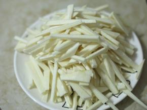 竹笋去皮切丝。记得把黄色部分要切掉，才不会发苦。