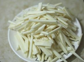 竹笋去皮切丝。记得把黄色部分要切掉，才不会发苦。