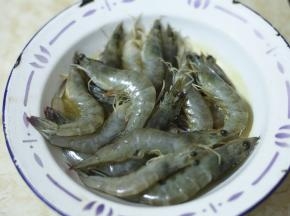鲜虾去掉虾线，清洗干净。