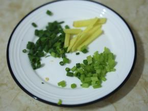 香葱切成葱花，姜片切丝备用。