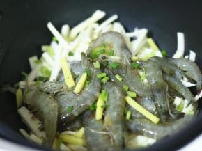 焯好水的竹笋丝沥干水分，重新倒回炒菜机中，加入鲜虾和所有调料。