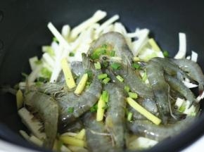 焯好水的竹笋丝沥干水分，重新倒回炒菜机中，加入鲜虾和所有调料。