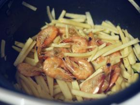 时间到了之后，热腾腾的竹笋焖虾就做好了。