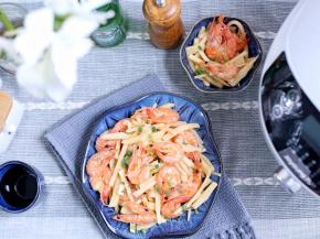 将做好的竹笋焖虾倒在盘子中即可开始食用。