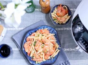 将做好的竹笋焖虾倒在盘子中即可开始食用。