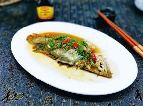 枸杞和干柠檬片提前开水泡，之后放在鱼身上即可。