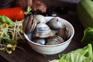 将买来的白蚬子全部放进一个盆子里，然后在水里加一点菜油。被菜油覆盖的一部分水与空气隔绝，贝类会因为缺氧把身体伸出来呼吸，这样就达到了清洗的效果。但需要注意的是，菜油合适就可以了，不能加太多，以免白蚬子窒息死掉。白蚬子一定要选活的，这样好去沙，而且更鲜美。如果白蚬子中有死的，就一定要手动去沙，不然会影响口感。另外，也可以将白蚬子泡在水中，同时再放入一把菜刀或其他铁器，白蚬子就会把泥沙吐出，一般2至3小时即可。
在市场买吐过泥沙的白蚬子清洗几遍就可以直接入菜。