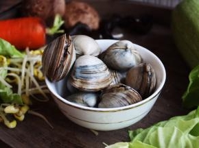 将买来的白蚬子全部放进一个盆子里，然后在水里加一点菜油。被菜油覆盖的一部分水与空气隔绝，贝类会因为缺氧把身体伸出来呼吸，这样就达到了清洗的效果。但需要注意的是，菜油合适就可以了，不能加太多，以免白蚬子窒息死掉。白蚬子一定要选活的，这样好去沙，而且更鲜美。如果白蚬子中有死的，就一定要手动去沙，不然会影响口感。另外，也可以将白蚬子泡在水中，同时再放入一把菜刀或其他铁器，白蚬子就会把泥沙吐出，一般2至3小时即可。
在市场买吐过泥沙的白蚬子清洗几遍就可以直接入菜。