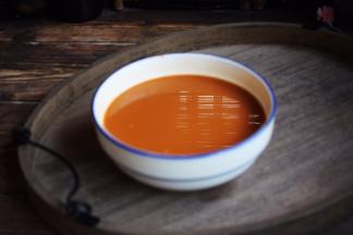 放入适量的水将大酱和辣椒酱稀释。