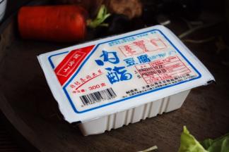 准备好豆腐，豆腐我选用的是内酯豆腐，也可以选用其它种类的豆腐。