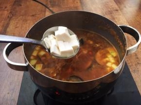 然后放入豆腐，煮开。