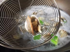 煮至白蚬子口张开捞出来。