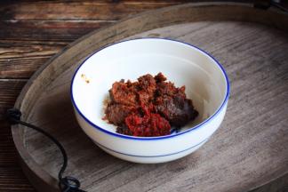 将70g大酱和30g辣椒酱，放在容器里。 大酱和辣椒酱的量可随个人口味喜好增减。