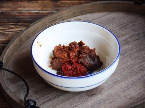 将70g大酱和30g辣椒酱，放在容器里。 大酱和辣椒酱的量可随个人口味喜好增减。