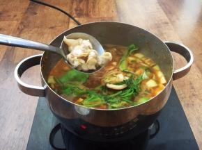 放入白蚬子肉。 将小西葫芦、茼蒿、圆白菜、白蚬子煮开，煮开后即可关火。