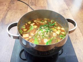 最后撒入辅助食材蒜末、青椒末、香菜末，放入1小勺的醋即可食用。 大酱汤的大酱本身是咸的，可以不加盐了，如果喜欢喝口咸一些的可加点盐。