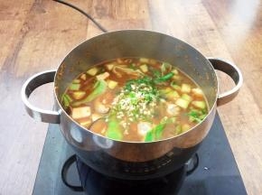 最后撒入辅助食材蒜末、青椒末、香菜末，放入1小勺的醋即可食用。 大酱汤的大酱本身是咸的，可以不加盐了，如果喜欢喝口咸一些的可加点盐。