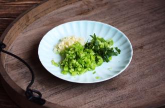 将以上辅助食材切成末。