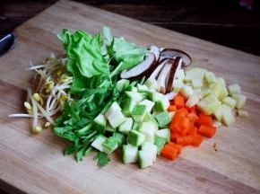 将黄豆芽清洗干净，圆白菜撕成块，泡发好的木耳撕成小朵，茼蒿切成段，香菇切成片，土豆和胡萝卜及小西葫切成丁。