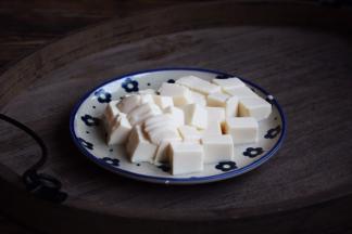 将豆腐切成丁，沥一下水，备用。