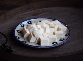 将豆腐切成丁，沥一下水，备用。
