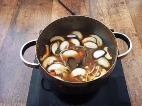 将汤料大火煮开，先放入不容易熟的蔬菜，比如黄豆芽、胡萝卜、土豆、香菇、木耳，将这些食材煮至七成熟。