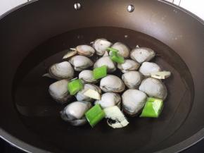 锅里放入适量的水，放入白蚬子、适量的葱姜，少许的料酒，大火煮开。